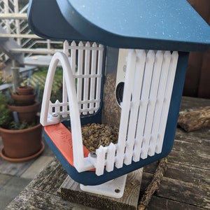 Protection from large birds for the Bird Buddy birdhouse; Effective defense against pigeons, magpies, jackdaws and other large birds!