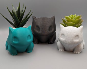 Plant pot in a Bulbasaur look - the perfect desk decoration to give as a gift! Pokemon flower pot