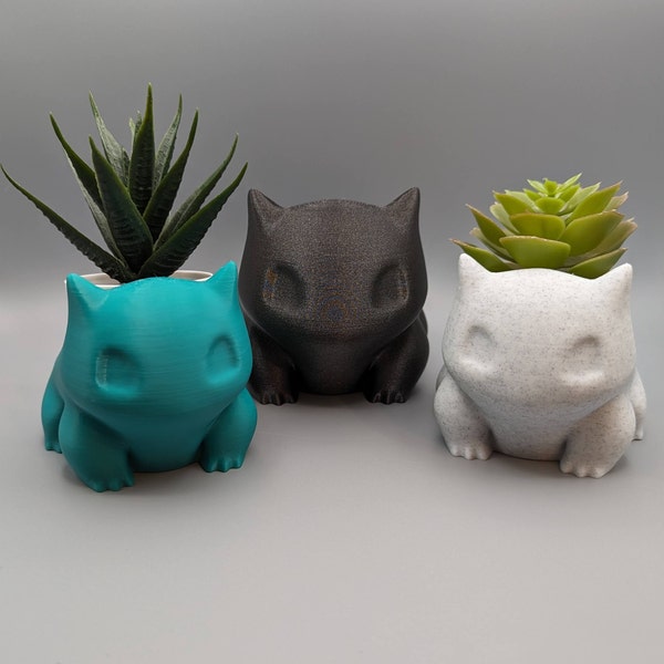 Plant pot in a Bulbasaur look - the perfect desk decoration to give as a gift! Pokemon flower pot