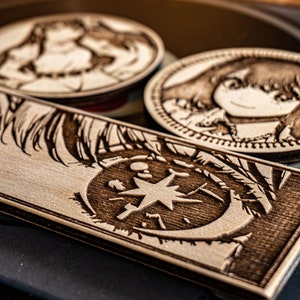 Zestaw 3 podstawek - Popularne anime, śliczne, piękne, kawaii, idolki, wysokiej jakości grawerowany drewniany stojak na kubki, drewniana dekoracja kuchni