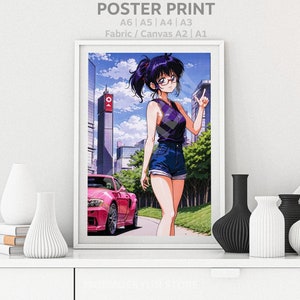 Peut inclure: Une affiche représentant une femme de dessin animé avec des cheveux violets et des lunettes debout devant une voiture rose. L'arrière-plan est une rue de ville avec de grands bâtiments.