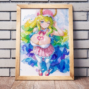 Puede incluir: Una pintura de acuarela de una mujer con cabello verde largo que lleva un vestido rosa y un sombrero rosa. Tiene un corazón dibujado en su pecho y está de pie sobre un fondo azul y morado.