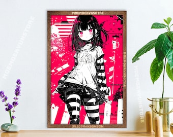 Op de afbeelding: Anime-stijl kunstwerk in een houten frame. De afbeelding toont een personage met zwart haar, roze ogen en een wit shirt met tekst. De achtergrond is felroze met witte accenten. Het personage draagt gestreepte leggings en een rok.