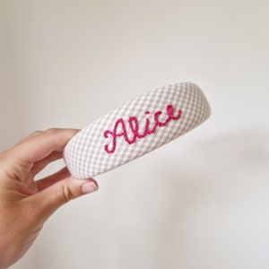 Diadema personalizada con nombre y cuadros vichy bordados a mano