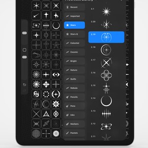 Op de afbeelding: Een digitaal tabletscherm met de interface van de Procreate-bibliotheek in een donker thema. Het menu toont een lijst met penseelcategorieën, waaronder Stars, Celestial en Cosmic. Links is een raster met witte ster- en geometrische iconen zichtbaar.