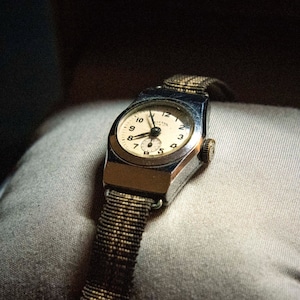 Zabytkowy damski zegarek Zvezda ZSRR: mechaniczny zegarek retro z pudełkiem
