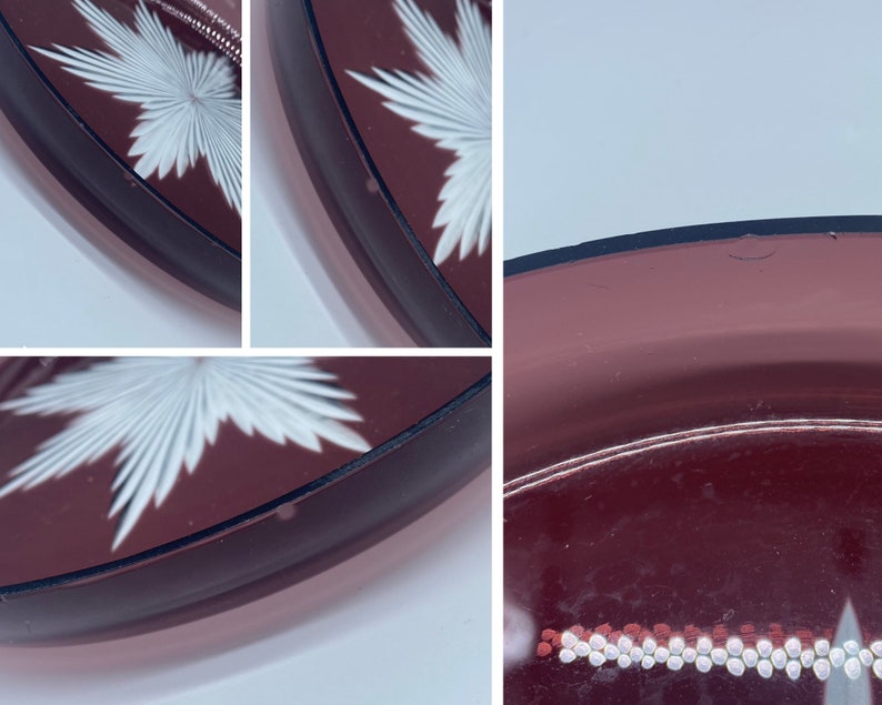 Pu&ograve; includere: Un set di tre piatti vintage in vetro trasparente a forma di cuore con una tinta bordeaux e un motivo a stella bianca. I piatti sono leggermente curvi e hanno un bordo rialzato.