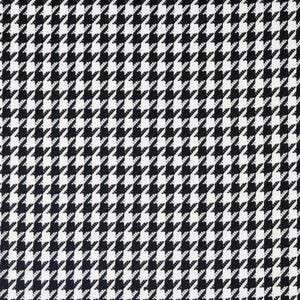 Könnte beinhalten: Schwarz-weißes Hahnentrittmuster-Gewebe. Das Muster ist ein klassisches Design mit einem sich wiederholenden Motiv aus kleinen schwarzen und weißen Quadraten.