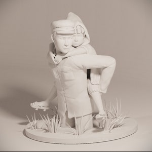 Może przedstawiać: Biała ceramiczna rzeźba przedstawiająca mężczyznę niosącego dziecko na plecach. Mężczyzna ma na sobie kapelusz i koszulę z długim rękawem. Dziecko ma na sobie kurtkę z kapturem. Rzeźba stoi na białej podstawie z trawiastymi detalami.