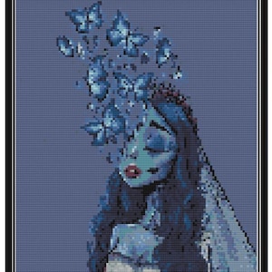 Puede incluir: Un patrón de punto de cruz azul y blanco de una mujer con mariposas azules alrededor de la cabeza. Lleva un vestido blanco y tiene el pelo largo y oscuro.