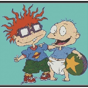 Może przedstawiać: Kreskówkowa ilustracja dwóch postaci z animowanego serialu telewizyjnego Rugrats. Postać po lewej stronie ma rude włosy, nosi okulary i niebieską koszulkę z wzorem planety. Postać po prawej stronie ma niebieską koszulkę i trzyma zieloną piłkę z żółtą gwiazdą.