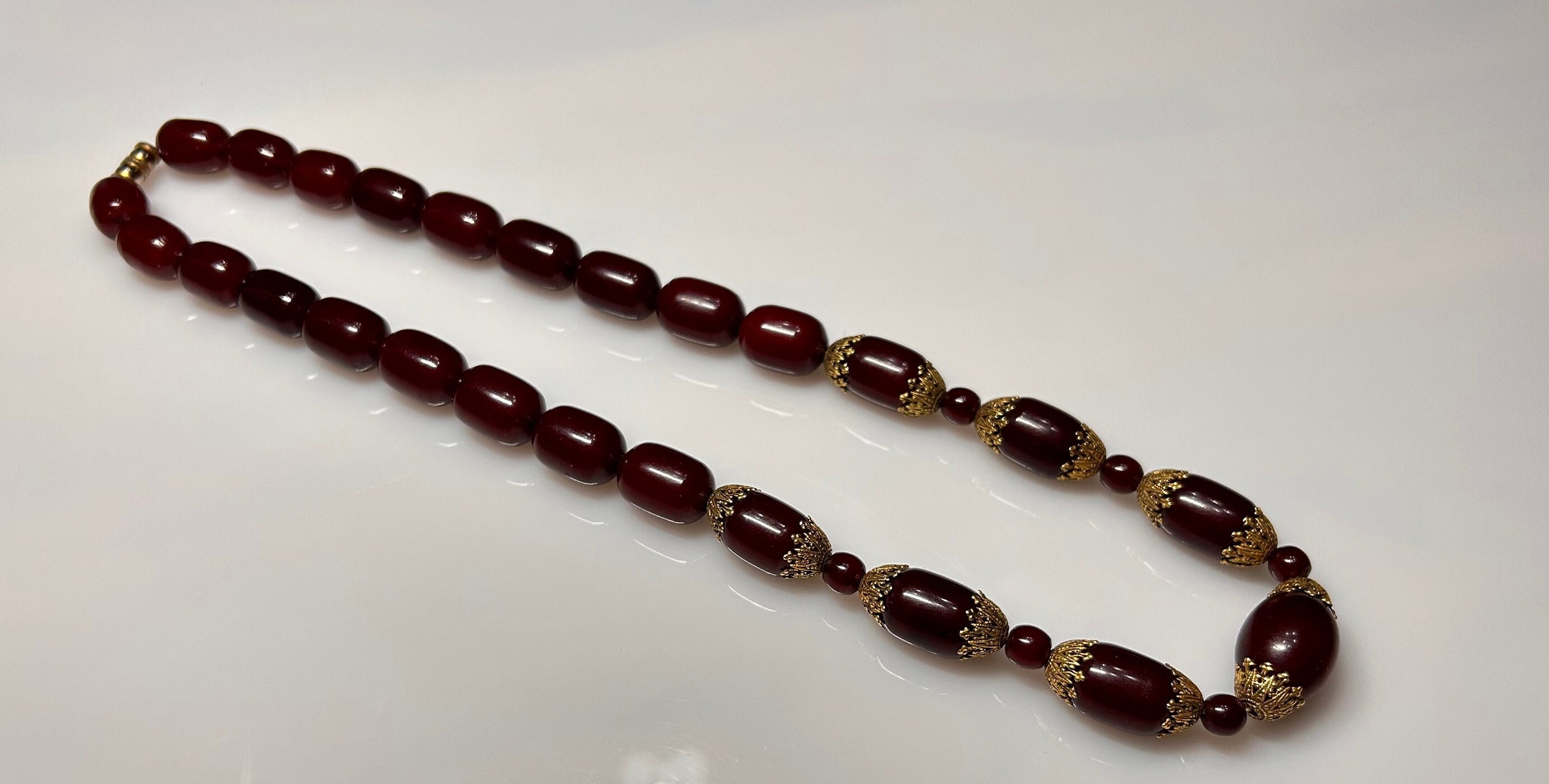 Collier Ancien En Bakélite Rouge Cerise - Style Vintage - Occasion