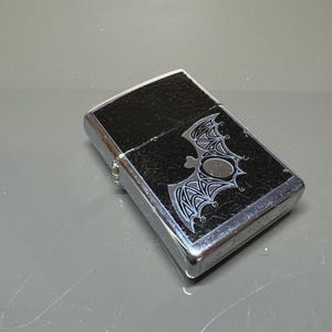2007 年製ヴィンテージ Zippo ライター。