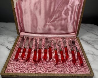 Ensemble de couverts à dessert vintage en bakélite, 5 couteaux et 5 fourchettes avec poignées en bakélite beiges vaisselle ancienne - France