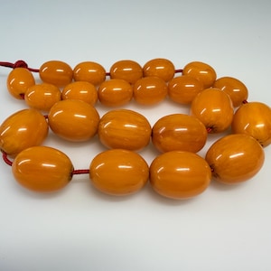 Collana di perle in bachelite anticata effetto marmorizzato, 49,5 grammi.