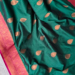 Green banaras silk saree with embossing pattern and contrast pink magenta zari woven border with stitched blouse size 36/38 adjustable