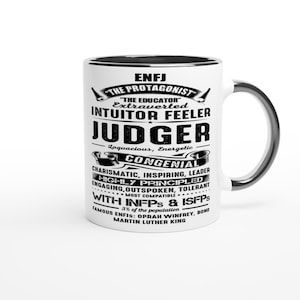 Puede incluir: Taza de cerámica blanca con borde y asa negros. La taza presenta texto negro que dice "ENFJ "El Protagonista" "El Educador" Extravertido Intuitivo Sentimental Juez" con una línea debajo que dice "Loquaz, Enérgico". Debajo hay un gráfico en blanco y negro de una persona con un halo y la palabra "Congenial" escrita debajo. El texto continúa con "Carismático, Inspirador, Líder Altamente Principiado Comprometido, Franco, Tolerante Más compatible con INFPS & ISFPS 3% de la población ENFJs famosos: Oprah Winfrey, Bono Martin Luther King"