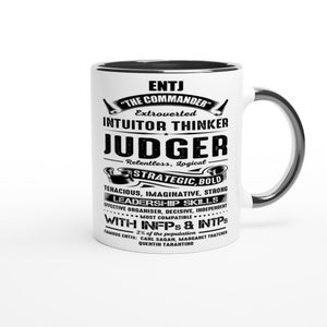 Puede incluir: Taza de cerámica blanca con borde y asa negros. La taza presenta un gráfico en blanco y negro con el texto "ENTJ", "The Commander", "Extroverted", "Intuitor Thinker", "Judger", "Relentless, Logical", "Strategic, Bold", "Tenacious, Imaginative, Strong", "Leadership Skills", "Effective Organizer, Decisive, Independent", "Most Compatible", "With INFPS & INTPS", "2% of the population", "Famous ENTJs: Carl Sagan, Margaret Thatcher, Quentin Tarantino".