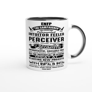 Puede incluir: Taza de café de cerámica blanca con borde y asa negros. La taza presenta un gráfico en blanco y negro con el texto "ENFP "The Campaigner" "The Champion" Extroverted Intuitor Feeler Perceiver"  "Creative, Versatile, Imaginative" "Optimistic" "Enthusiastic, Sociable Free Spirits, Strong Intuition, Thoughtful, Perceptive See the Potential in Others Great at Starting New Projects Most Compatible With INFJs & INTJs 8% of the population Famous ENFPs: Mark Twain, Robin Williams Joan Baez"