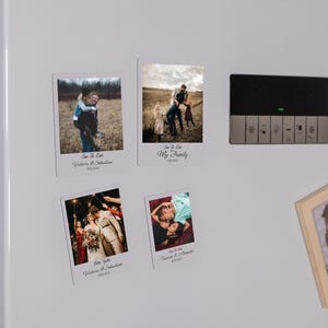 K&ouml;nnte beinhalten: Vier wei&szlig;e Foto-Karten mit schwarzen R&auml;ndern und dem Text "Save the Date" und "My Family" mit Fotos eines Paares und einer Familie. Die Karten befinden sich auf einem wei&szlig;en K&uuml;hlschrank mit einem schwarzen Bedienfeld und einem kleinen Holzrahmen mit einem Foto eines Hundes.