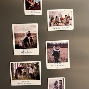 K&ouml;nnte beinhalten: Ein Set mit sechs Save-the-Date-Magneten mit verschiedenen Fotos und Texten. Jeder Magnet zeigt ein Paar auf einem Foto mit dem Text "Save the Date" und den Namen des Paares sowie dem Hochzeitsdatum.