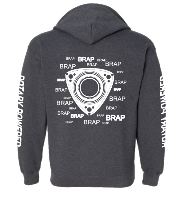 Puede incluir: Una sudadera con capucha gris oscuro con un gr&aacute;fico blanco de un motor rotatorio y la palabra "BRAP" repetida varias veces. Las mangas tienen el texto "Rotary Powered" impreso en ellas.