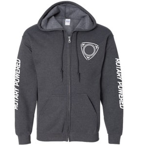 Puede incluir: Una sudadera con capucha gris oscuro con cremallera, con texto blanco en las mangas que dice "Rotary Powered". La parte delantera de la sudadera tiene un gr&aacute;fico blanco de un s&iacute;mbolo de motor rotatorio.