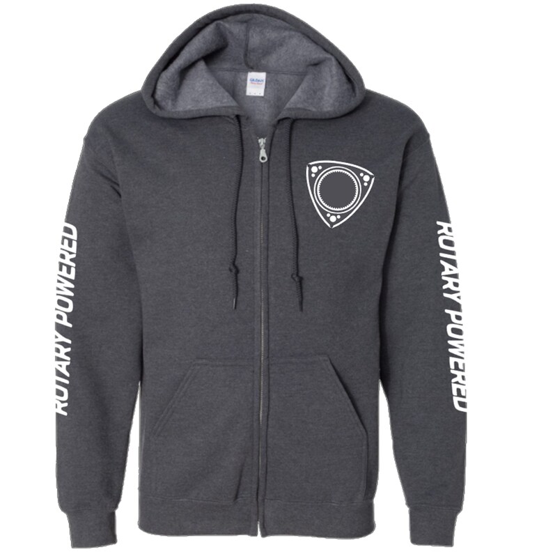 Puede incluir: Una sudadera con capucha gris oscuro con cremallera, con texto blanco en las mangas que dice "Rotary Powered". La parte delantera de la sudadera tiene un gr&aacute;fico blanco de un s&iacute;mbolo de motor rotatorio.
