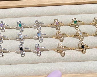 Delicado anillo envuelto en alambre con cuentas de cristal
