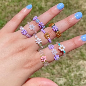 Bague marguerite avec perles de rocaille | Bague perlée fleur | Jolis bijoux délicats de l'an 2000 | Bague extensible multicolore | Cadeau fait main pour elle