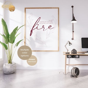 Puede incluir: Un diseño de arte de pared imprimible con una cita sobre el fuego. La cita dice "Sé quien Dios quiso que fueras y encenderás el mundo". La cita está en color burdeos y está rodeada de un delicado diseño floral.