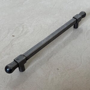 Poignée d'armoire en tuyaux industriels forgés à la main, poignée de tiroir en fer steampunk, quincaillerie de meubles de forgeron rustique, poignée en métal de style loft urbain