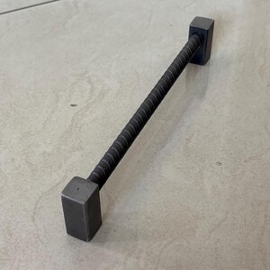 Barre d'armature industrielle, poignée d'armoire de forgeron forgée à la main - poignée de tiroir urbain moderne - quincaillerie de meubles rustiques, barre de fer robuste