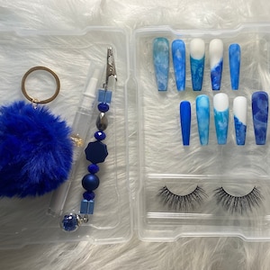 Beauty Box avec presse en marbre bleu sur les ongles avec finition mate, kit de préparation, huile de cuticule, huile de tournesol pour les lèvres, cils et grappin de cartes