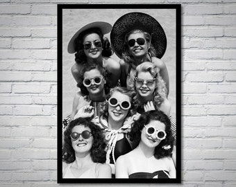 photographie vintage de la vie à la plage - tirages photo d'été - affiches bohème rétro - femmes avec lunettes de soleil, années 40 - décoration maison d'été