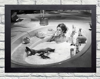 Brigitte Bardot vintage foto - retro kunst aan de muur - Bardot in badkuip fotoprint - Oude Hollywood posters - badkamerdecoratie