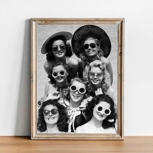 Vintage 1940er Jahre Strand Foto Druck: Frauen mit Sonnenbrillen, Sommer Dekor