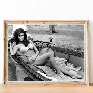 Raquel Welch vintage photograph - retro wall art - Raquel Welch photo print - Old Hollywood posters - Housewarming gift ideas