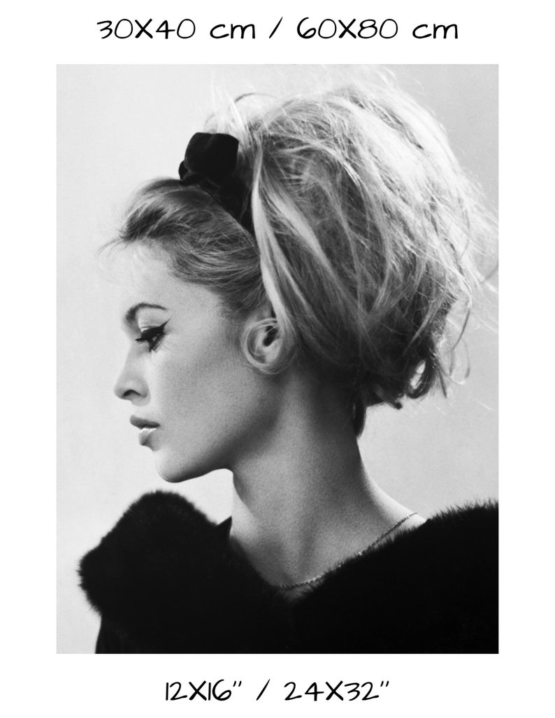 May include: Black and white portrait photograph of a woman with a bouffant hairstyle. She is wearing a fur collar and a black headband. The image includes the text "30x40 cm / 60x80 cm" and "12x16" / 24x32"