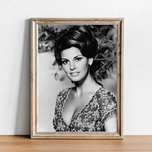 Raquel Welch vintage photograph - retro wall art - Raquel Welch photo print - Old Hollywood posters - Housewarming gift ideas