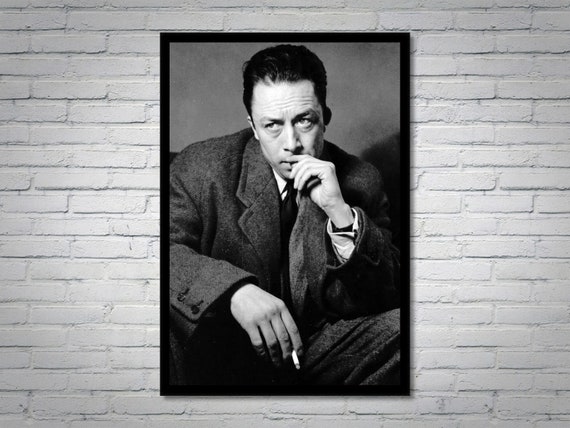 Photographie d'Albert Camus, 28 ans, léger sourire, 135 mm, F28