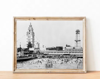 Fotografia estiva d'epoca: una vista sulla spiaggia di Coney Island, New York.