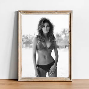 Raquel Welch vintage photograph - retro wall art - Raquel Welch photo print - Old Hollywood posters - Housewarming gift ideas