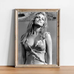 Raquel Welch vintage photograph - retro wall art - Raquel Welch photo print - Old Hollywood posters - Housewarming gift ideas