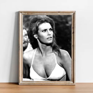 Raquel Welch vintage photograph - retro wall art - Raquel Welch photo print - Old Hollywood posters - Housewarming gift ideas