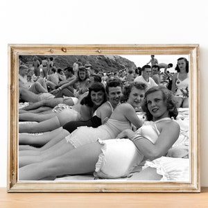 Vintage beach life photograph - summer photo prints - retro posters - Bathing beauties from the 1940s - summer house decoration