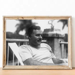Photographie vintage d&#39;Ernest Hemingway - art mural rétro - impression photo Hemingway - affiches emblématiques - cadeau de pendaison de crémaillère - cadeaux inspirants