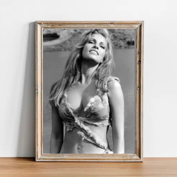 Raquel Welch vintage photograph - retro wall art - Raquel Welch photo print - Old Hollywood posters - Housewarming gift ideas
