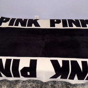 Coperta in pile Victoria’s Secret PINK con logo bianco e nero, 50x60 cm, usata. immagine 7