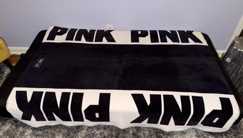 Coperta in pile Victoria’s Secret PINK con logo bianco e nero, 50x60 cm, usata. immagine 7